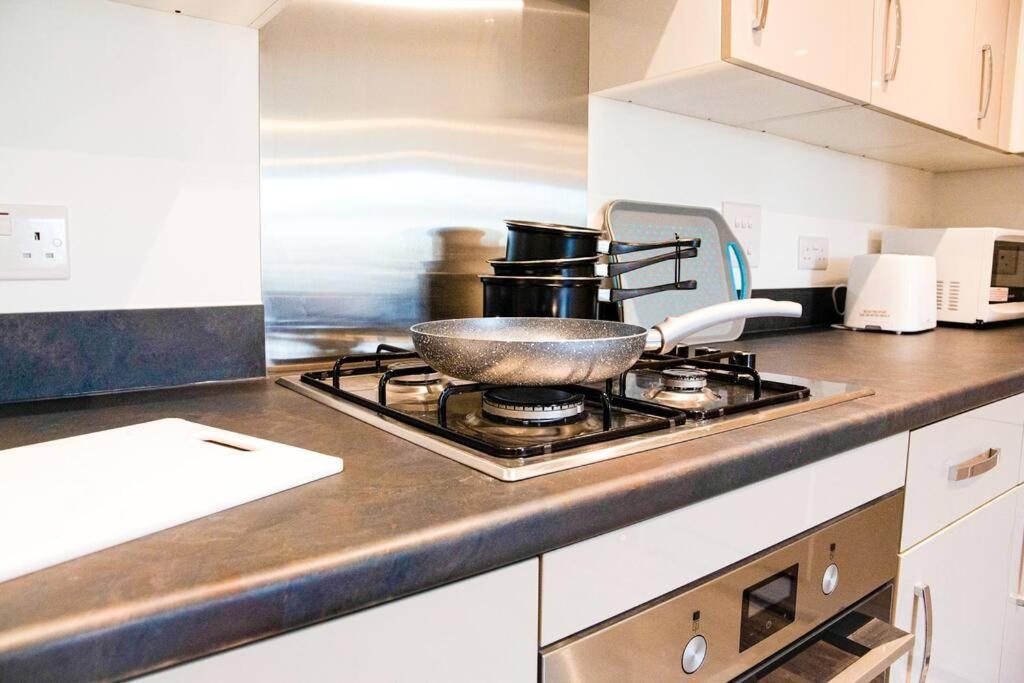 A Luxury 2 Bedroom Apartment With 2 Free Parking チャタム エクステリア 写真