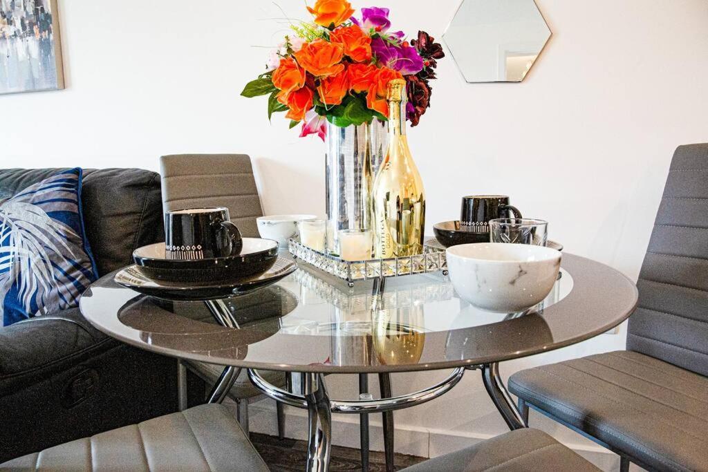 A Luxury 2 Bedroom Apartment With 2 Free Parking チャタム エクステリア 写真